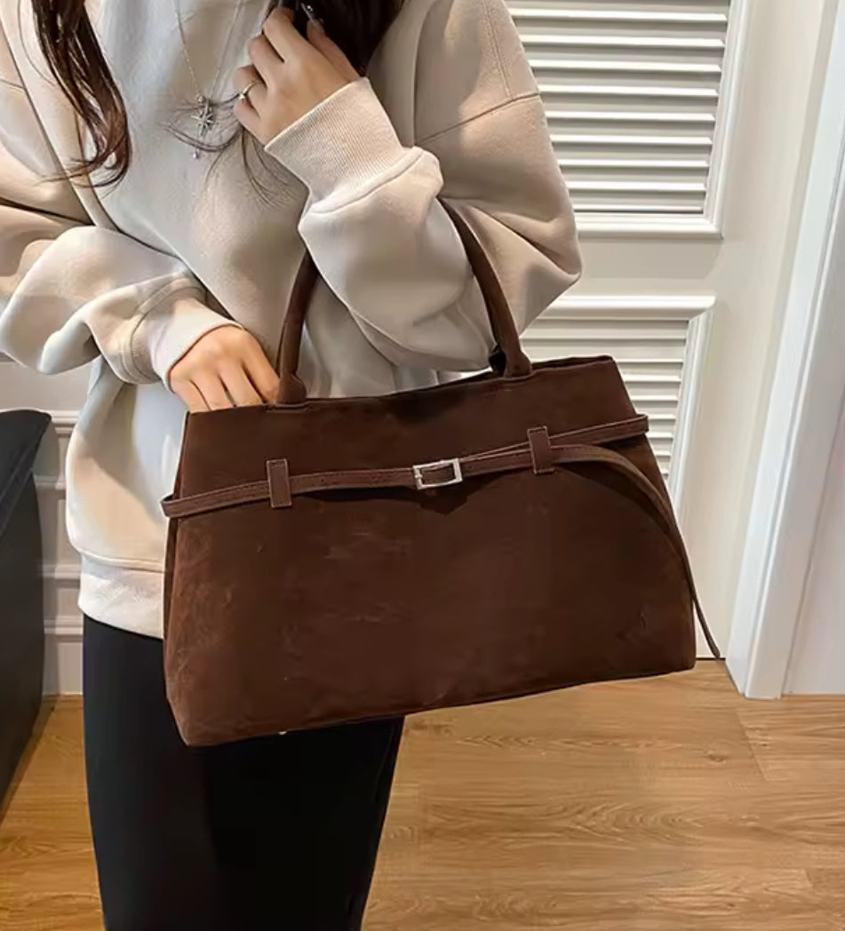 Sac LÉNA – Le fourre-tout ceinturé en daim