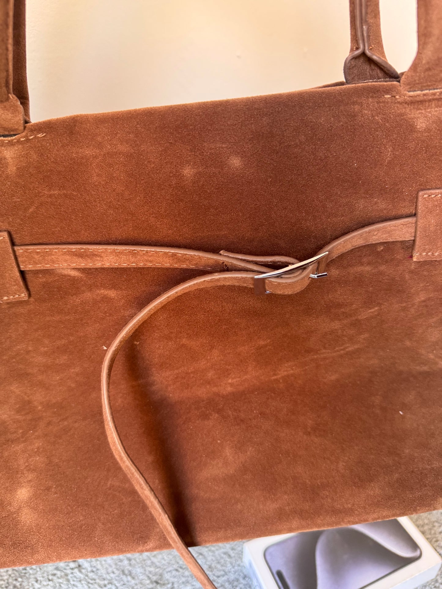 Sac LÉNA – Le fourre-tout ceinturé en daim