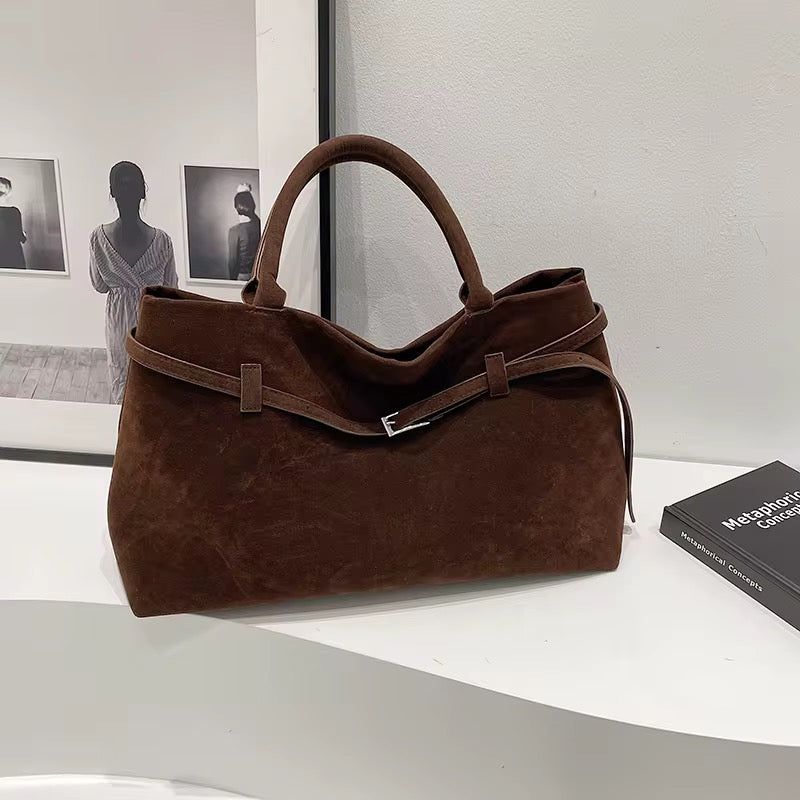 Sac LÉNA – Le fourre-tout ceinturé en daim